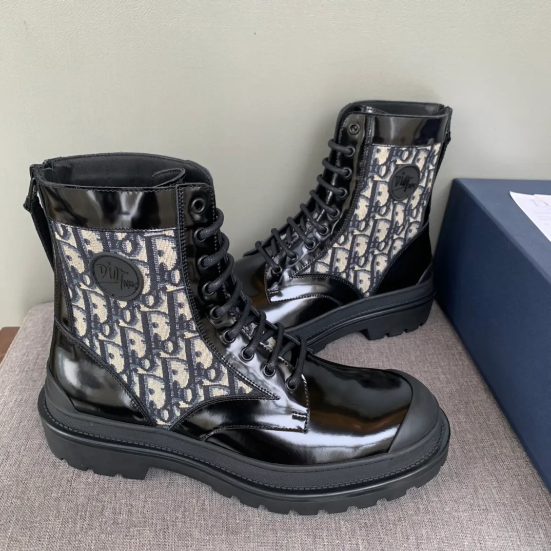 [DIOR] Top P: 920💰 Number of yards: 39~44 (38.45 custom-made, non-refundable) Dior Dior~ Winter series, original 1:1 development Casual men's leather shoes Made with heavy investment, shoes and boots are made of imported cowhide + imported Dior special fabric Not easily deformed black cowhide lining Dior large hardware inlay Original TPU vacuum outsole, black cowhide Black open edge beads Military green suede Black suede Khaki suede leather is crafted by a large factory, and the perfect product is only prepared for you who know your taste! Any comparisons are welcome.